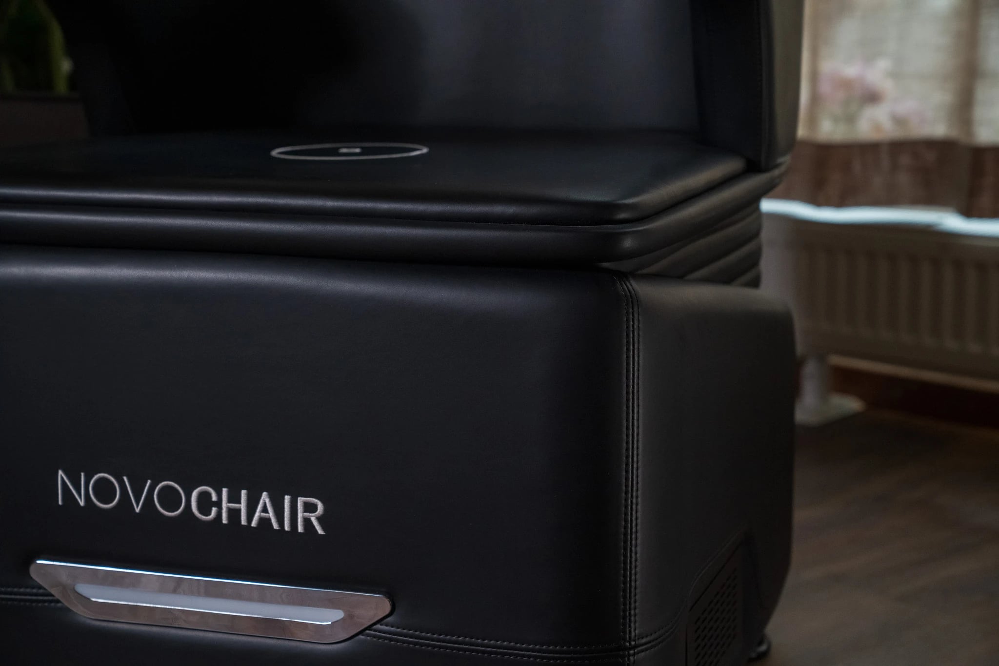 NovoChair · Noir Glow Skin