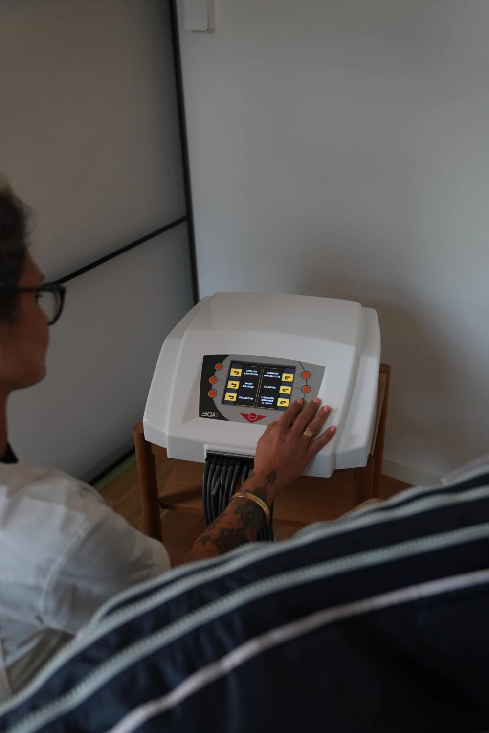 Leila selects a treatment programme on BOA Max 2.